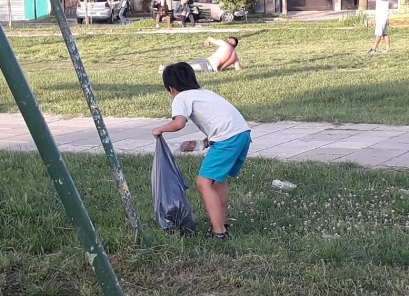 El pequeño, en plena labor.