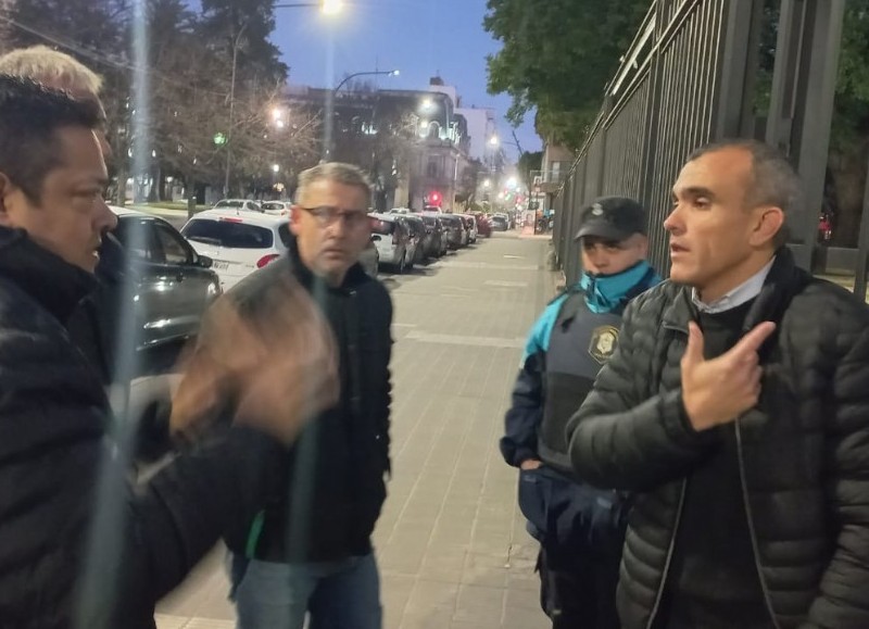 Jorge Rodríguez junto a personal del Ministerio de Trabajo. 