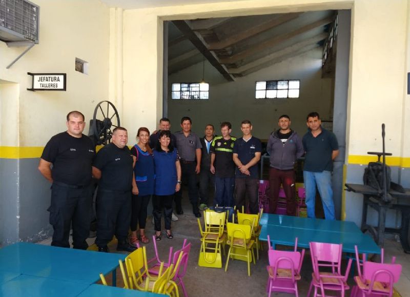 Internos de cárcel de La Plata restauraron mesas y sillas para una escuela de Berisso y donaron computadoras a colegios rurales de Corrientes.