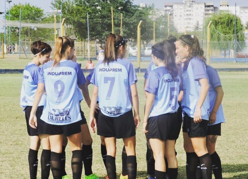 Las chicas, expectantes (foto de archivo).