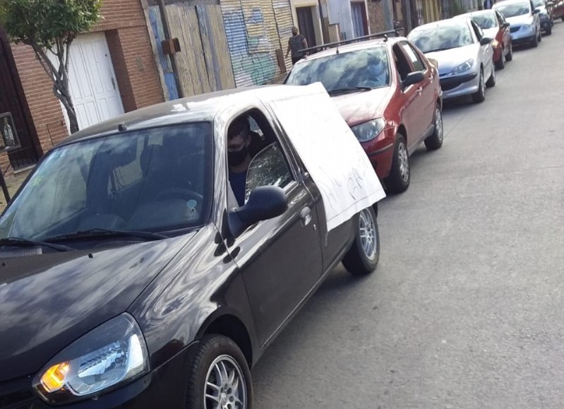 Caravana en auto a la Municipalidad.