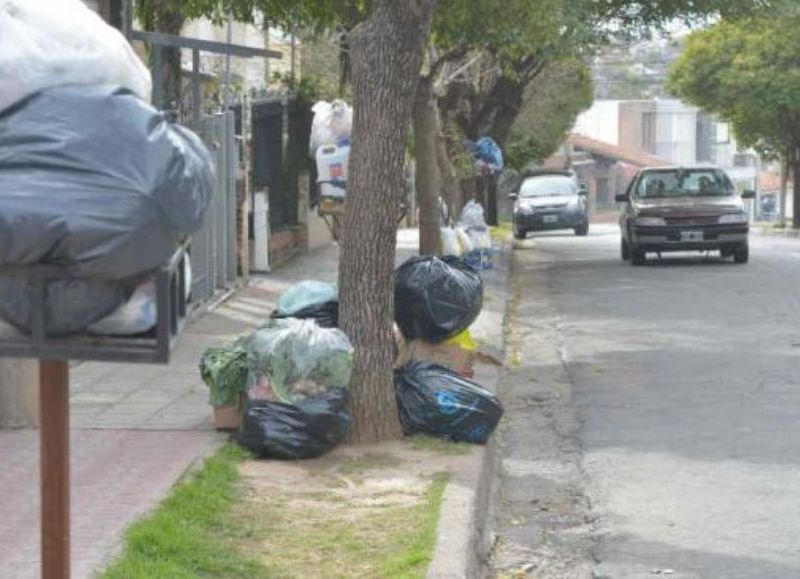 Trabajadores municipales acusan al intendente Jorge Nedela de traidor por no cumplir con su palabra.