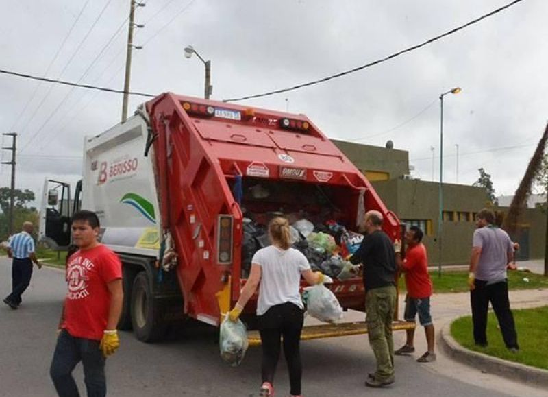 Trabajadores municipales acusan al intendente Jorge Nedela de traidor por no cumplir con su palabra.