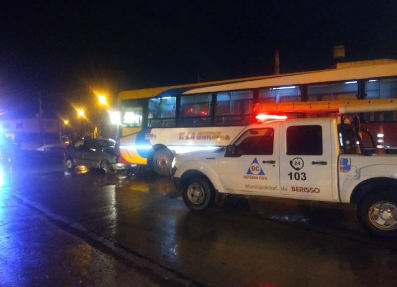 Colisionaron un colectivo y un automóvil particular.