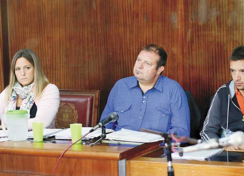 Padre e hijo en el banquillo por violencia de género (foto: Diario Hoy).