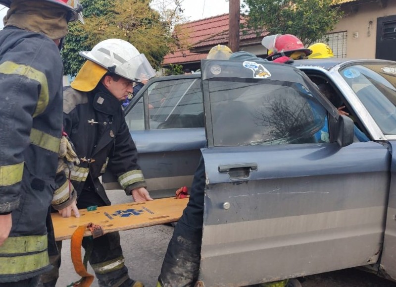 El conductor debió ser socorrido por los bomberos.