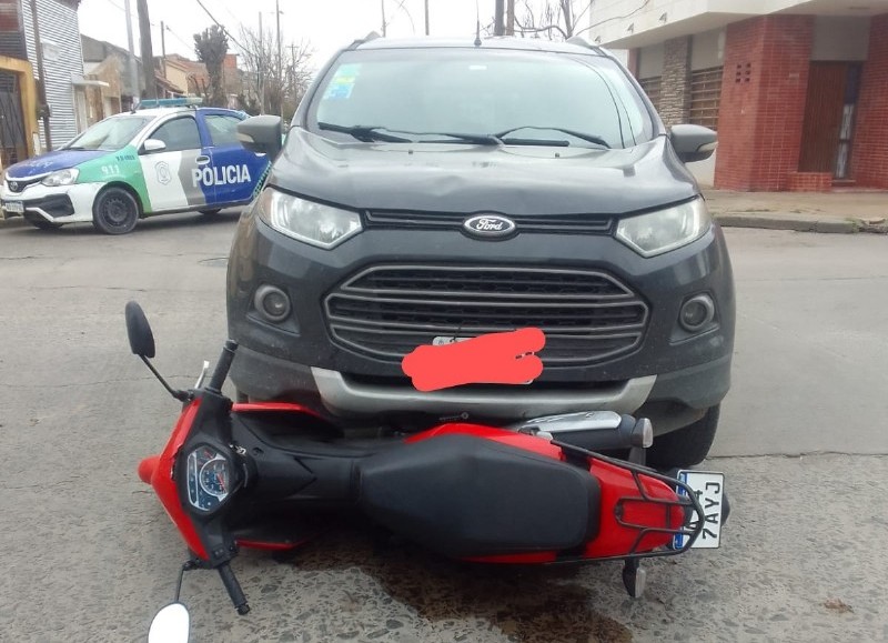 Afortunadamente la motociclista llevaba puesto el casco.