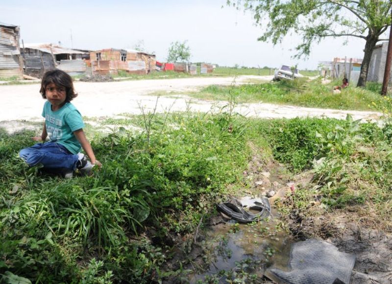 Pescando ranas para sobrevivir (foto Clarín).