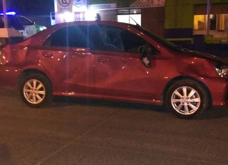 Intento de fuga, vehículo destrozado y una oficial de policía atropellada.