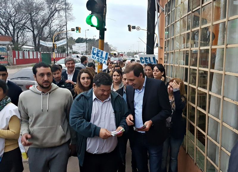 Caminata de los intendentes de Cambiemos, Julio Garro y Jorge Nedela, en 122 y 80, esquina donde limitan los distritos de La Plata y Berisso. (Foto: Berisso Ciudad)
