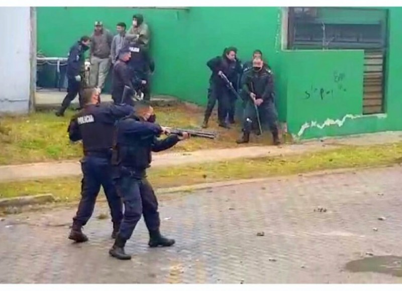 Los policías fueron recibidos a piedrazos y se vivieron momentos de tensión debido a que los uniformados debieron disparar con postas de gomas para disuadir a los revoltosos.

