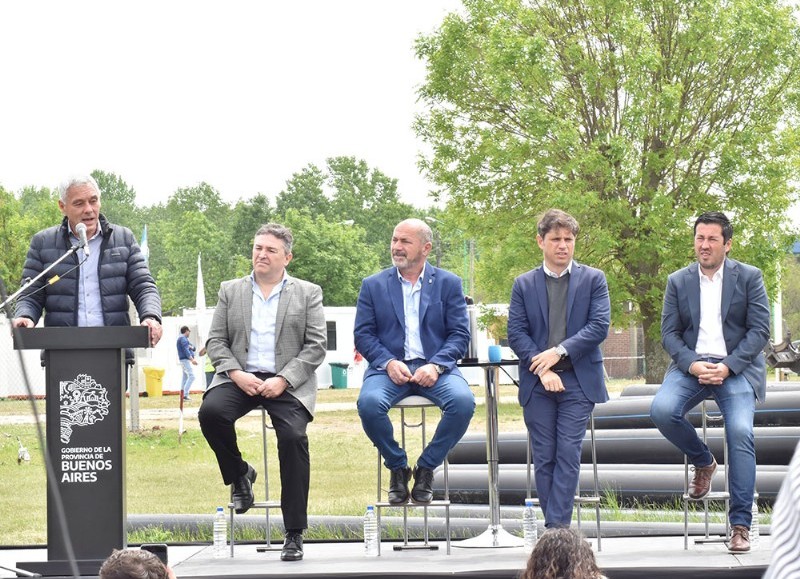 Autoridades durante el acto.