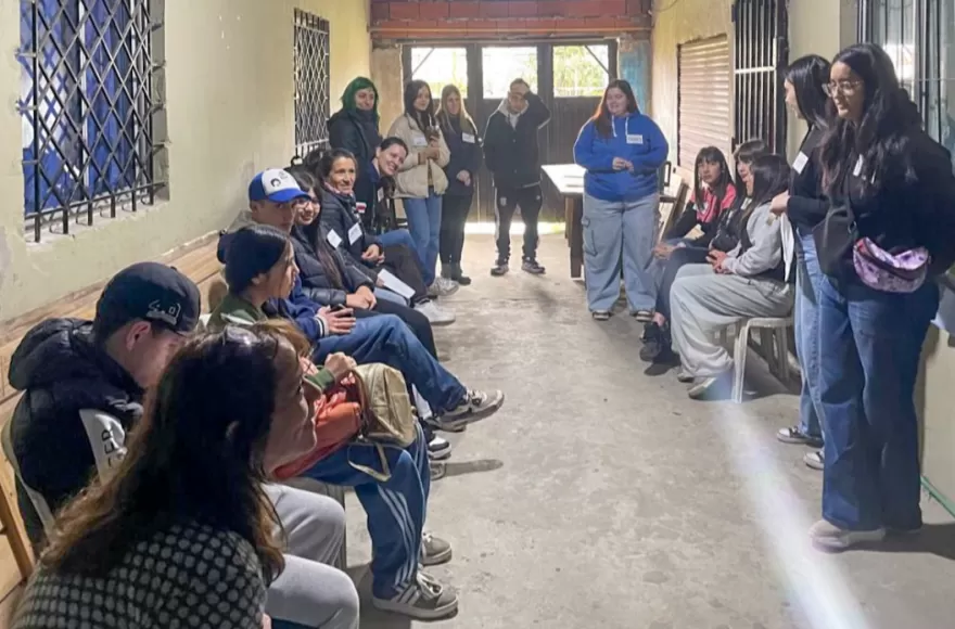 La propuesta forma parte de un proyecto orientado a fortalecer la formación de estudiantes de Psicología en el abordaje de los consumos problemáticos desde una perspectiva comunitaria.