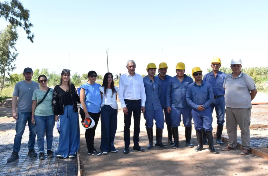 El intendente Fabián Cagliardi recorrió la obra de viviendas modulares que se ejecuta sobre la avenida Mitre.