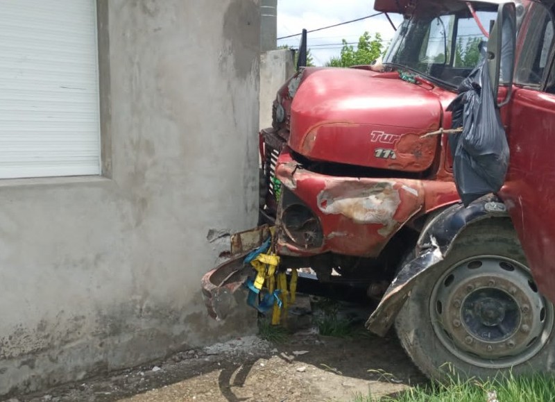 Camión incrustado en la casa.