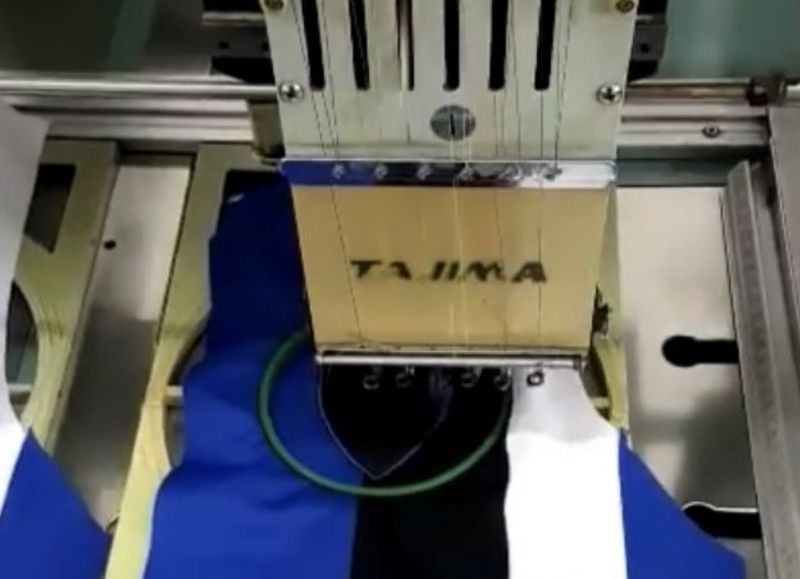 Bordando sus propias camisetas.
