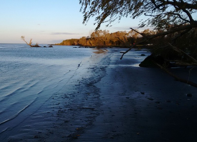 Desguarnecidos, a la vera del río.