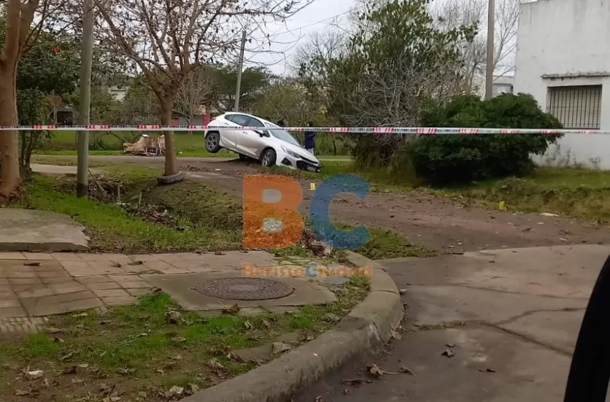 Siniestro vial en Carlos Gardel y 161: un auto cayó a una zanja