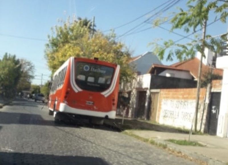 Micro que trasladó electores.