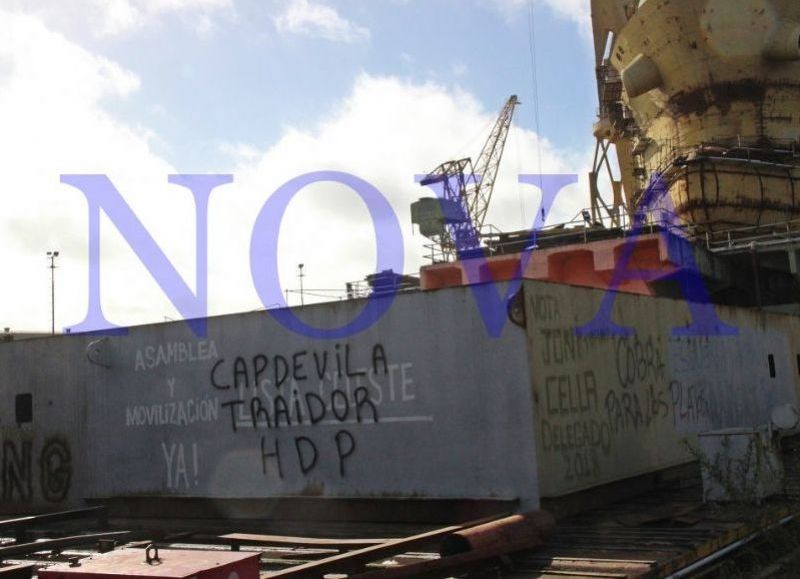 El presidente del Astillero Río Santiago, Daniel Capdevilla, ingresó a la fábrica naval de Ensenada acompañado por un fiscal y personal de la justicia platense. (Foto: NOVA)