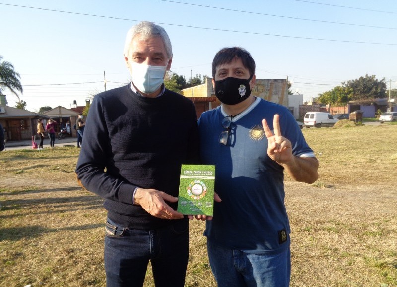 El intendente Cagliardi recibió un libro de manos del escritor Rafael Ton.