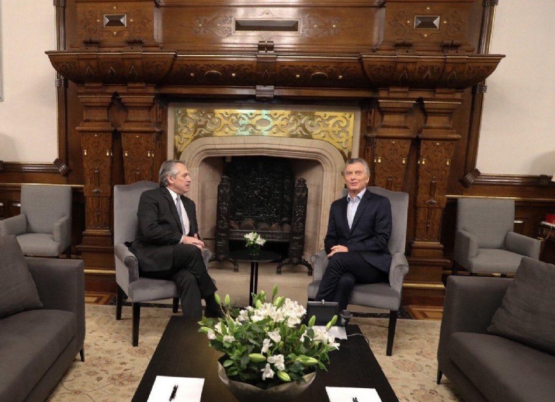 Reunión Fernández-Macri. El presidente electo junto al mandatario saliente.