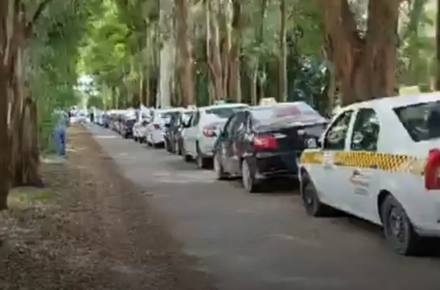 Largas filas, una constante de estos días.