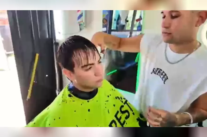 El barbero en acción.