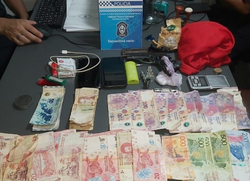 Llevaba un envoltorio con clorhidrato de cocaína, una balanza de precisión y la cantidad de 6.040 pesos en cambio.