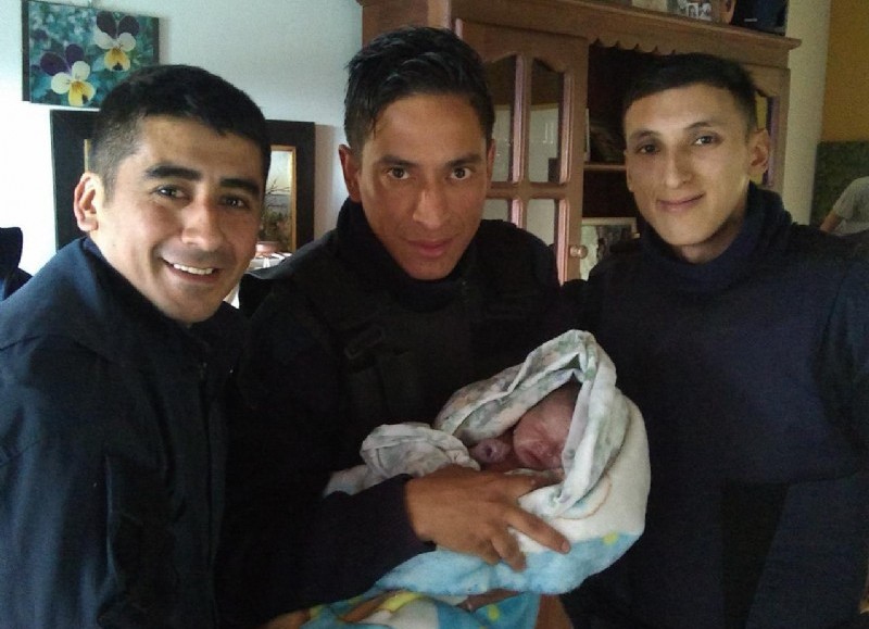 El sargento Germán Chaparro y los oficiales Cristian Chirino y Diego Ramírez junto a la bebita, que se encuentra en perfecto estado de salud, al igual que su mamá.