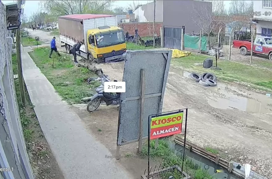 Vecinos del barrio Santa Cruz informaron que un camión quedó encajado en la calle 16, entre 149 y 149 Norte.