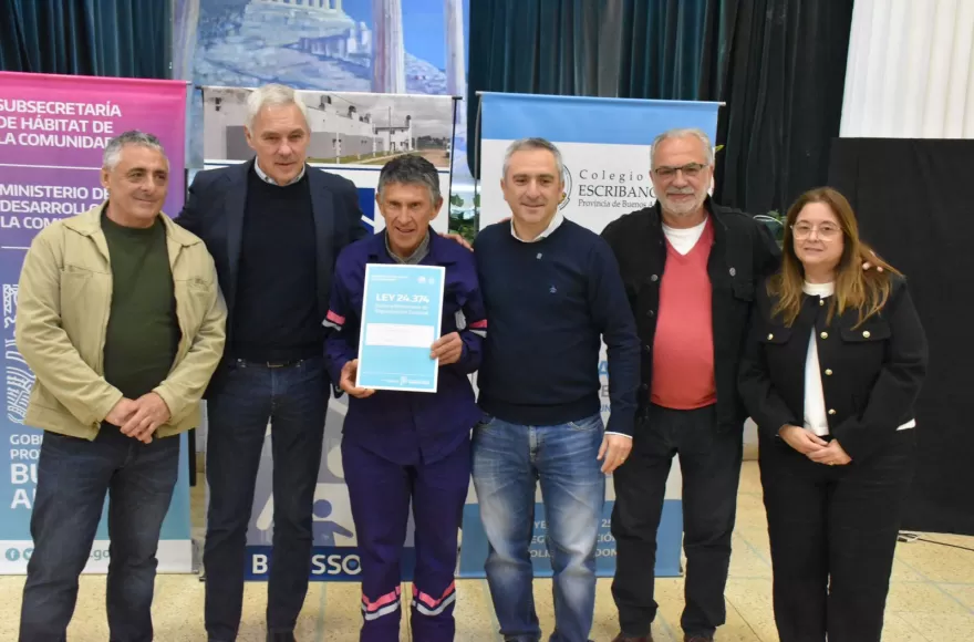 Fabián Cagliardi y Larroque encabezaron el acto de entrega de 71 Escrituras de Regularización Dominial.