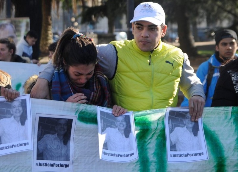 Familares y amigos de Jorge Gómez marcharon desde 7 y 50 hasta los tribunales de la capital provincial.