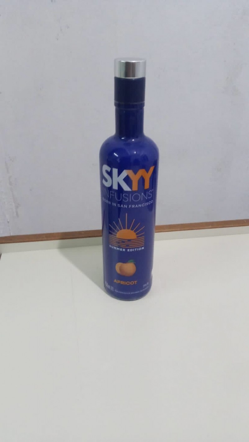 El hecho sucedió en la ruta 11 entre 92 y 93, cuando el presunto cliente agarró una botella de vodka de la marca Sky, la escondió entre sus prendas y se retiró de un supermercado chino.
