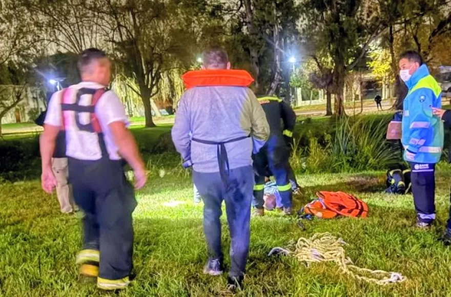 La rápida acción de Bomberos, Defensa Civil y Policía le salvó la vida a un hombre que se había arrojado al canal de la Génova