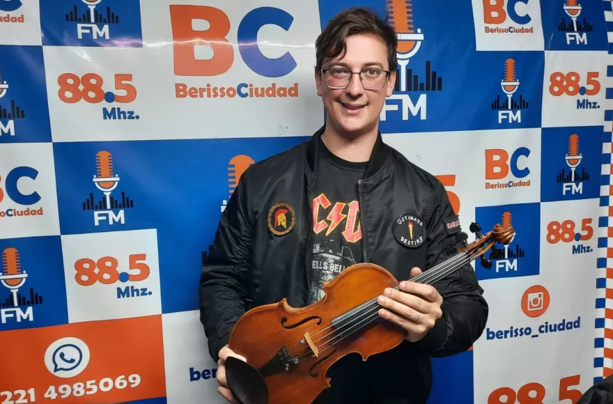 Lucas Porros, profesor de violín de la Orquesta Escuela de Berisso.