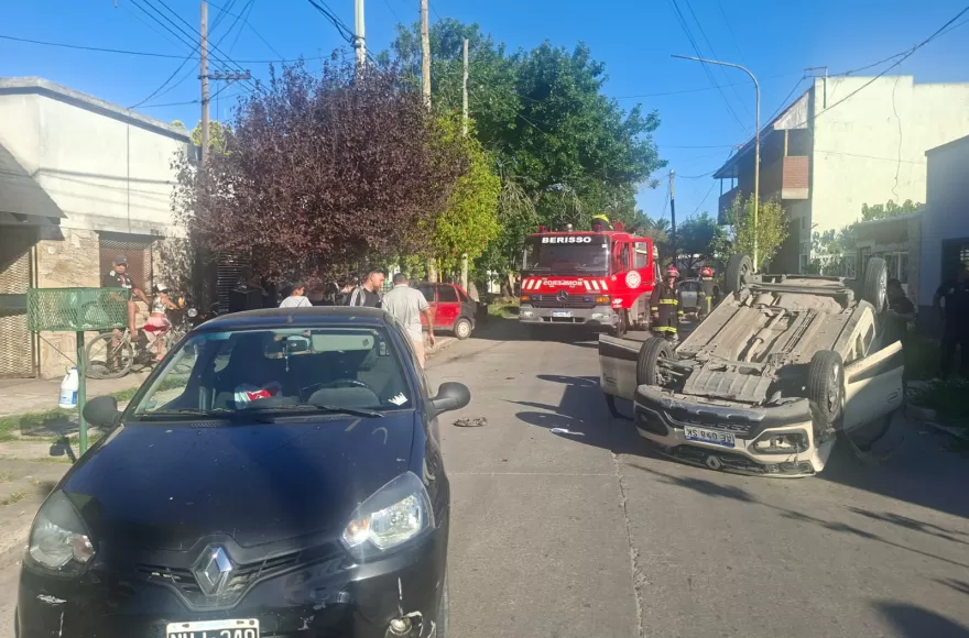 Según informaron fuentes calificadas, ambos autos circulaban por 162 y, al parecer, el Kwid embistió la parte trasera del Clio y volcó. 