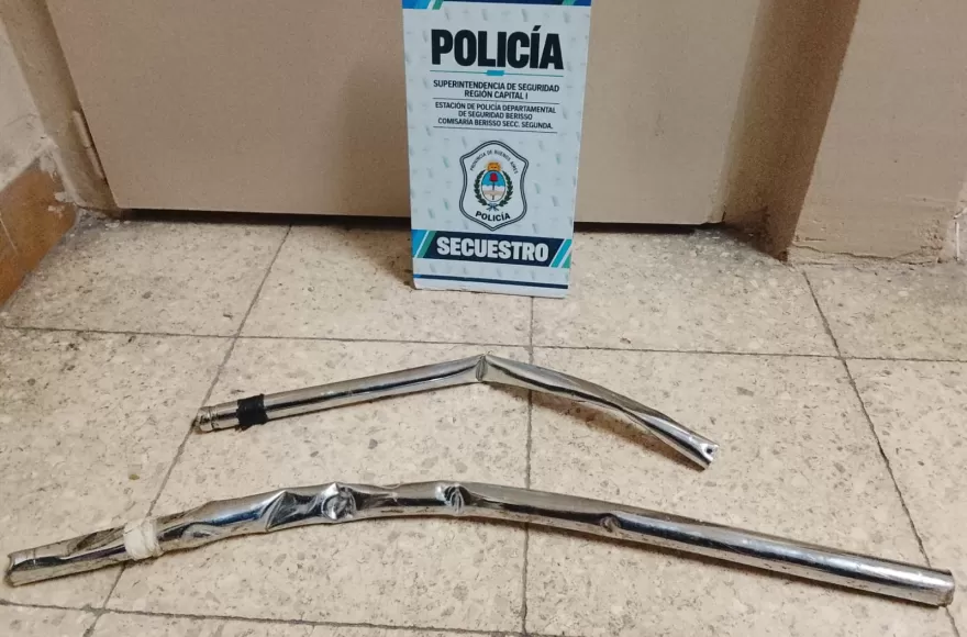  Al llegar al lugar, los efectivos del Comando de Patrullas encontraron al joven golpeando con objetos metálicos un Renault Clio estacionado.