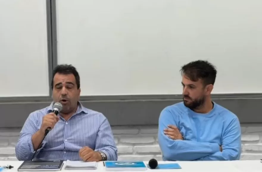 Martín Ortiz junto al presidente de Villa San Carlos,  Juan Manuel Córdoba, en la presentación del libro.