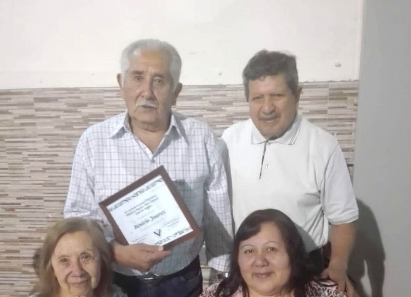 Benicio Juarez junto a su  esposa Cipriana Villarreal y una de sus hijas, Marta Juárez, acompañados del presidente de la institución, Ernesto Barragán.