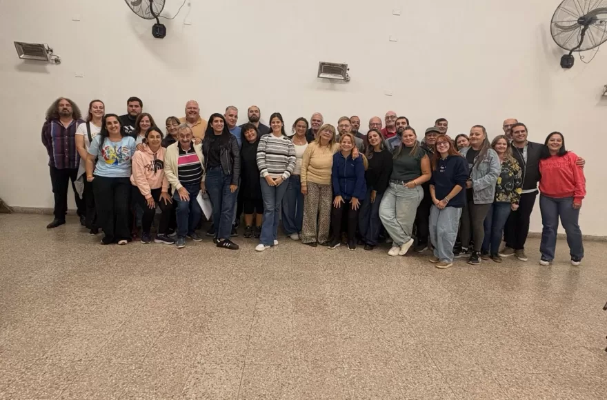 Presidencia a cargo de la Colectividad Belarusa, conducida por Irina Oslovsky.