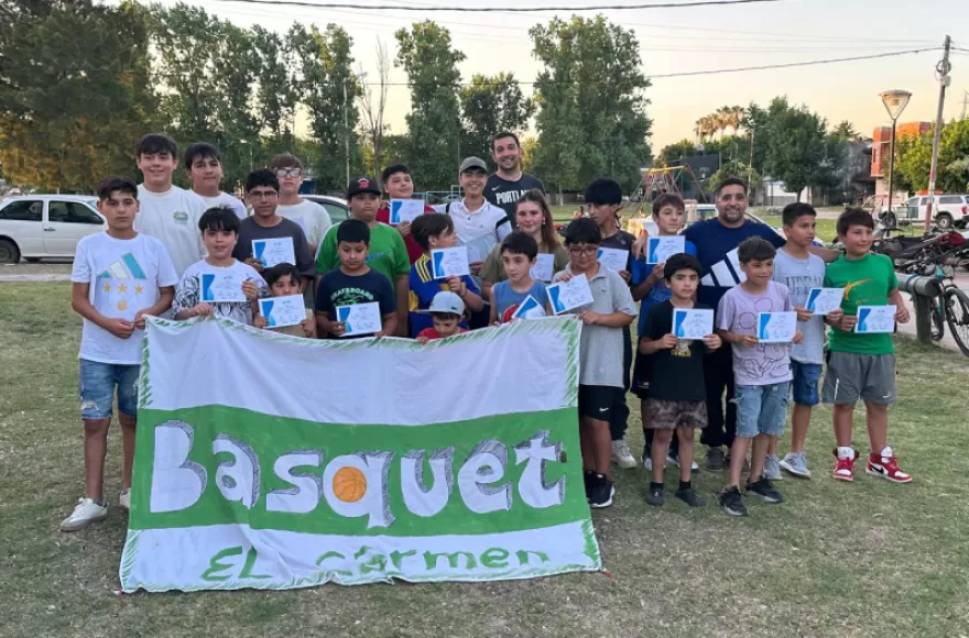 Se  efectuó la entrega de diplomas a los integrantes que forman parte de las Escuelas Deportivas Municipales.