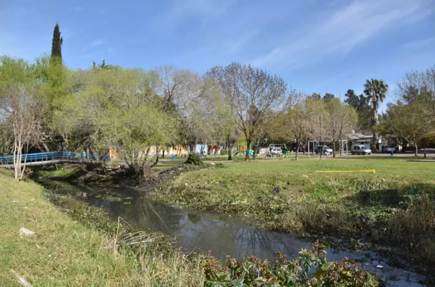 El objetivo es mejorar el escurrimiento del agua y mantener en condiciones los canales y cauces hídricos de la ciudad.