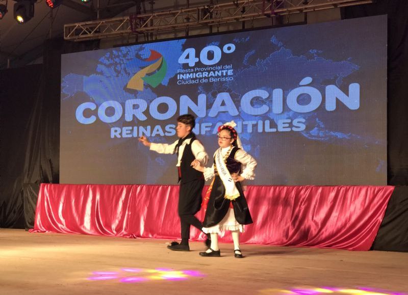 Las reinitas bailando luego del la pasada.