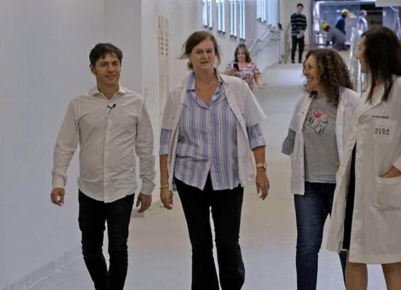 El gobernador Kicillof junto a Cecilia Jaschek durante una recorrida por el Hospital Rossi.