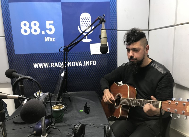 El compositor y poeta presentó "Almamosca" en BerissoCiudad en Radio.