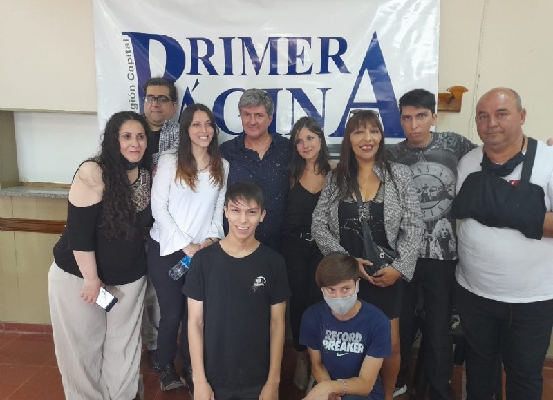 Walter Sheffer, rodeado de todo su equipo de trabajo y junto a su hija, Rocío, quien asumirá la dirección de Primera Página. (Foto: NOVA)