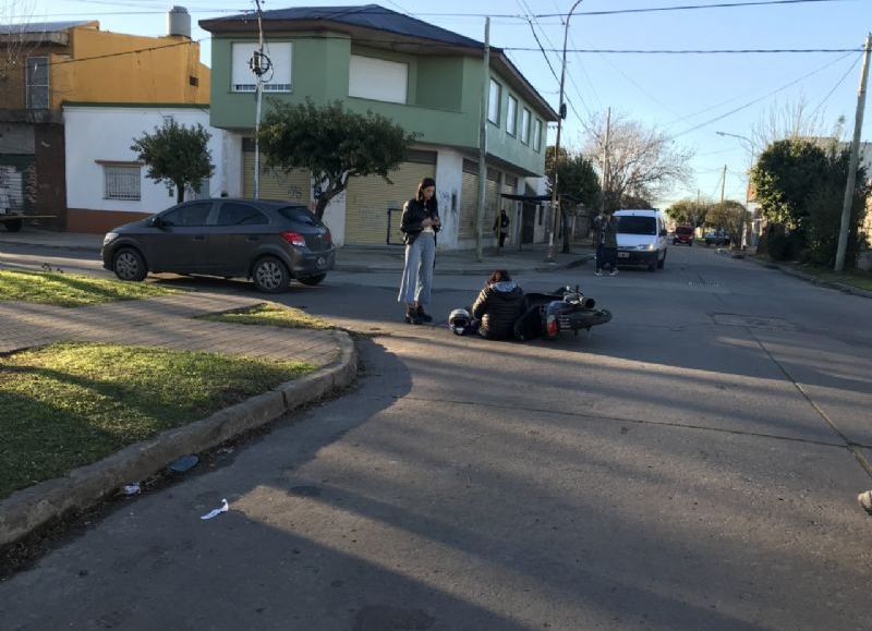 Una motociclista sufrió heridas leves.