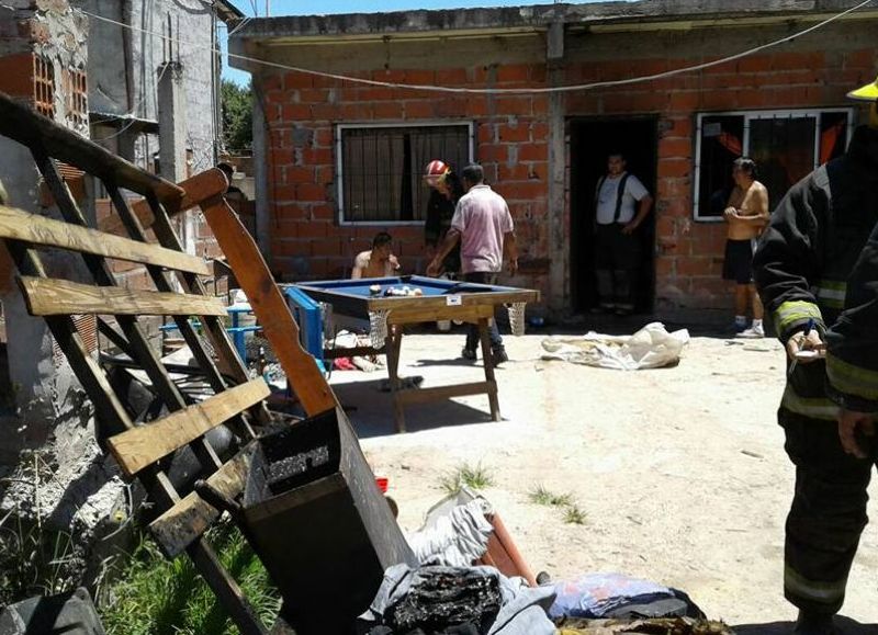 Incendio en una vivienda de 122 y 53.