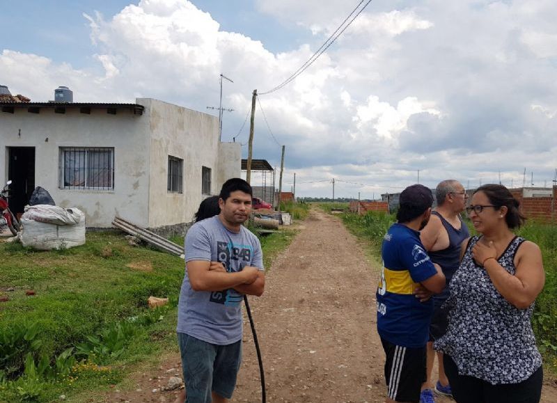 Vecinos reunidos reclaman por las condiciones del barrio